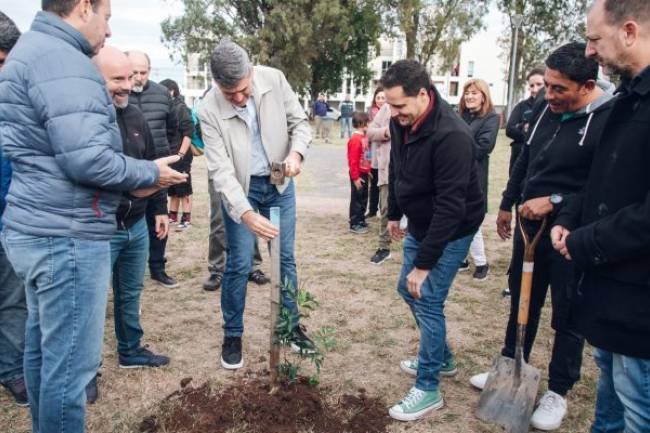 Passerini participó de la forestación de las plazas de barrio Procrear Liceo