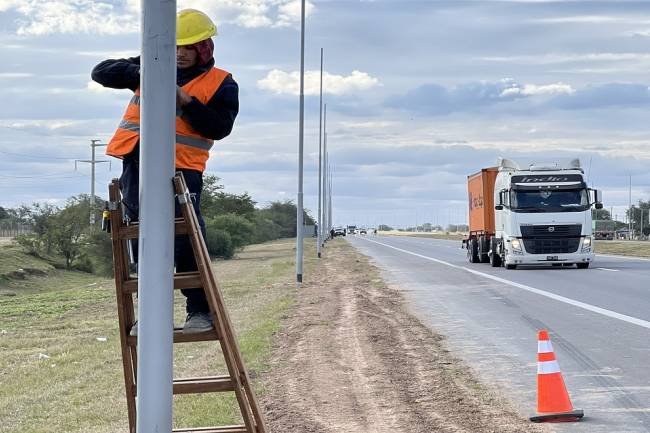 Instalan iluminación con tecnología LED en la Autovía Juárez Celman 