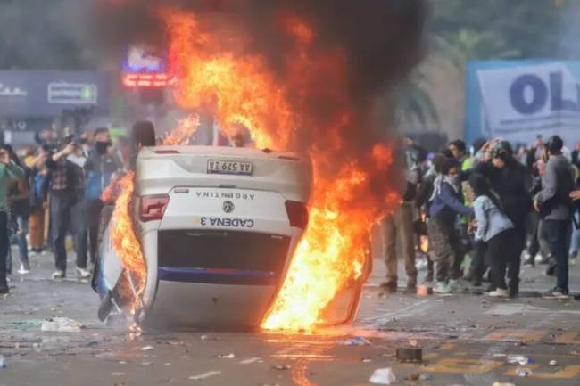 Violentas manifestaciones en contra de la Ley Bases