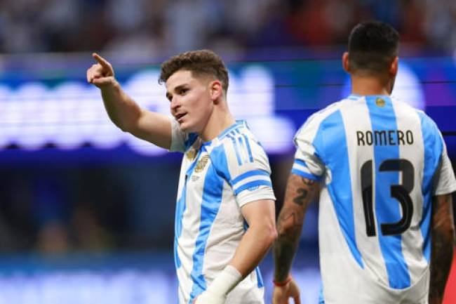 Con goles de Julián y Lautaro, Argentina ganó en su debut sin brillar