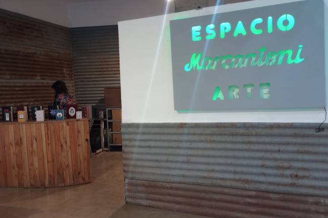 Una galería de arte local en Río Ceballos