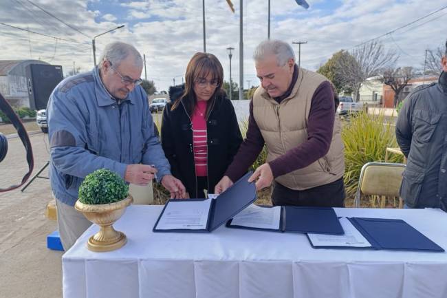 El ministro Busso entregó maquinaria y se reunió con el Clúster Ovino