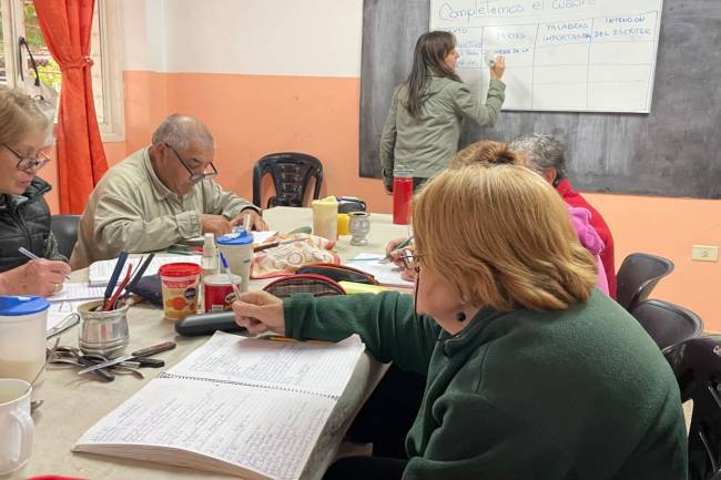 “Nunca es tarde” repiten los adultos mayores que asisten al Centro Vecinal Villa Serrana para concluir sus estudios 