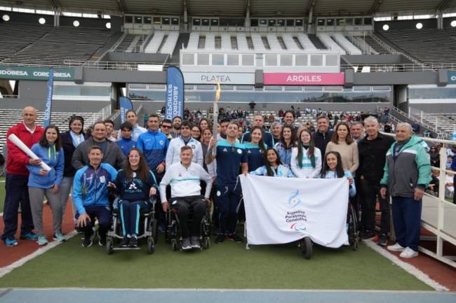 Córdoba se iluminó con la antorcha Paralímpica que viajará a París