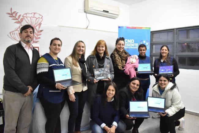 Futuros docentes de Despeñaderos recibieron netbooks de la Provincia