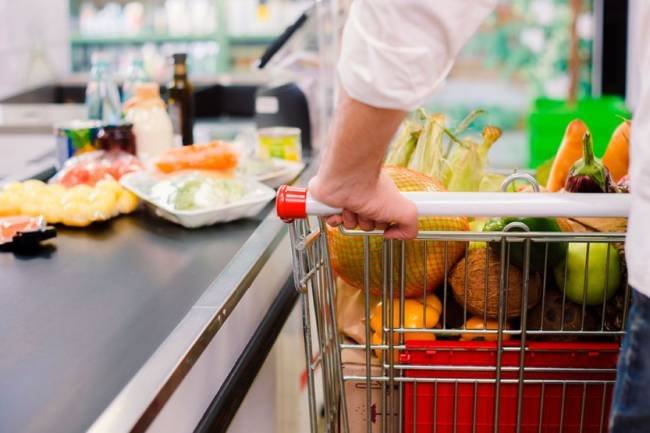 Expectativa en el Gobierno ante la baja del impuesto PAIS: ¿Qué productos bajarían su precio?