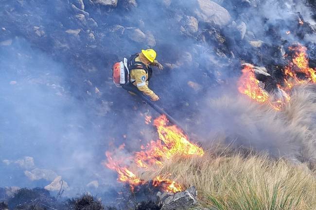 Bomberos siguen luchando con el fuego en Capilla del Monte