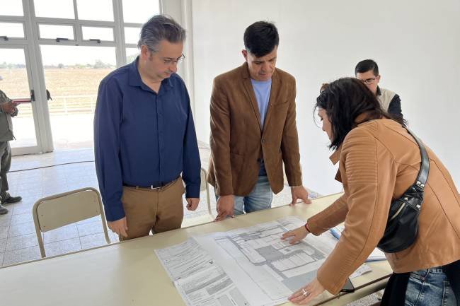 Ultiman detalles para la nueva escuela secundaria en Colonia Tirolesa 