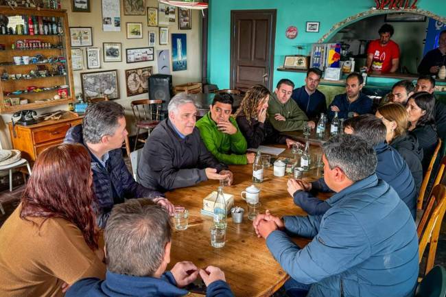 Llaryora se reunió con intendentes de las localidades afectadas por los incendios