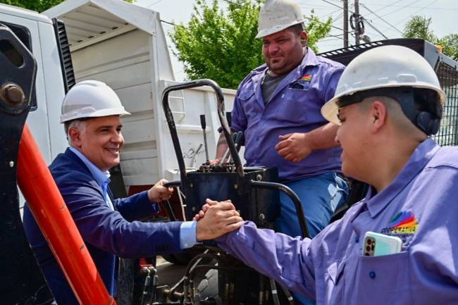 En Oliva, Llaryora encabezó el comienzo de las obras de recambio de cañerías de la red de agua potable