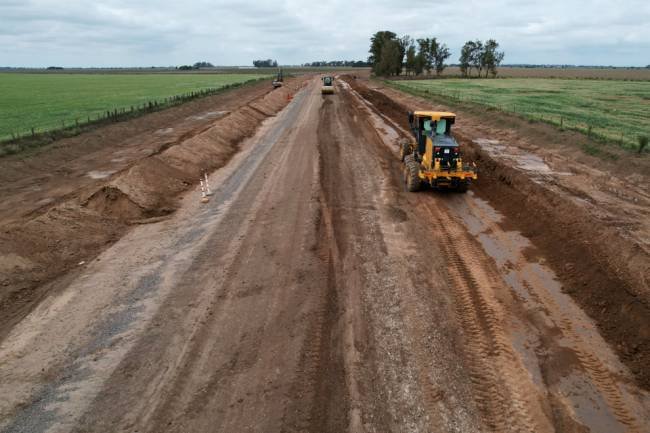 Comenzó la pavimentación de la ruta que une Las Gramillas y Toro Pujio