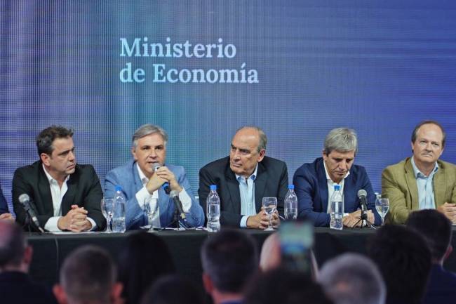 Llaryora junto con Francos y Caputo inauguró el gasoducto La Carlota-Tío Pujio