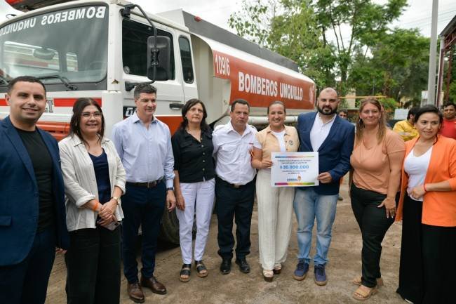 Prunotto entregó aportes a un club deportivo y a los bomberos de Unquillo