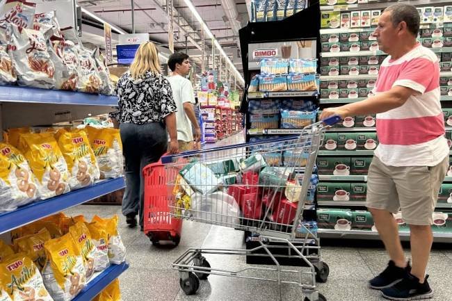 Inflación: Aseguran que en el 2024 culminó con casi 100 puntos por debajo del 2023
