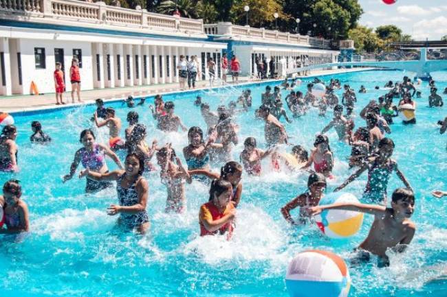 Los natatorios municipales se convirtieron en los principales elegidos para  pasar los días de calor