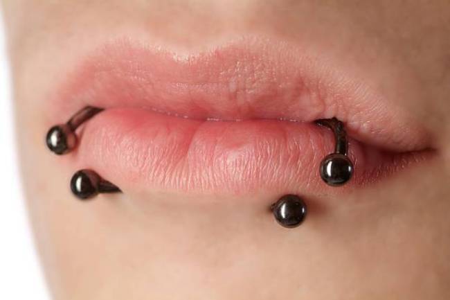 Advierten sobre lo perjudicial de los  piercings en la lengua o en los labios