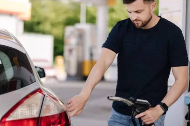 El Gobierno oficializó la medida que permite el autoservicio de combustibles