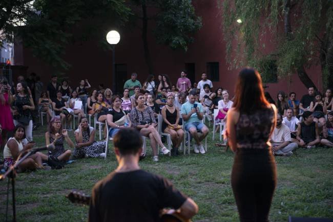 Se viene un viernes de lecturas y música que celebran el amor