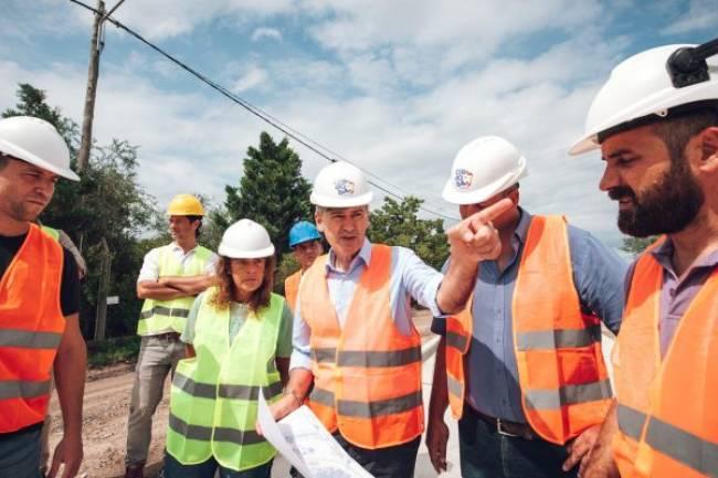 Passerini recorrió las obras de pavimentación en el acceso al Complejo Ambiental Piedras Blancas
