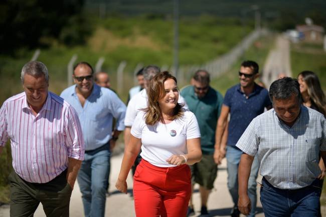 En Santa Rosa de Calamuchita, la vicegobernadora supervisó obras en planta cloacal y entregó créditos