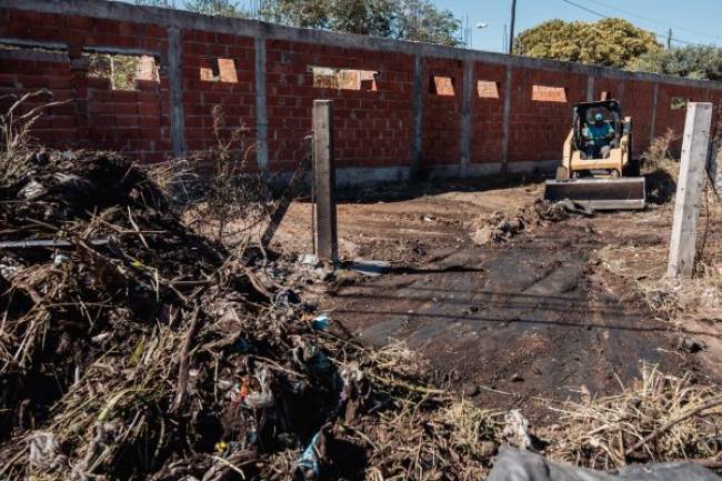 Retiraron ocho toneladas de basura en un baldío privado de barrio Parque República