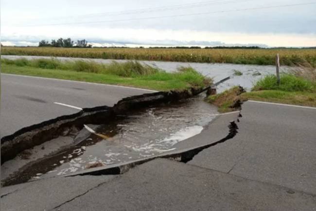 Un río se comió una ruta en Villa del Rosario