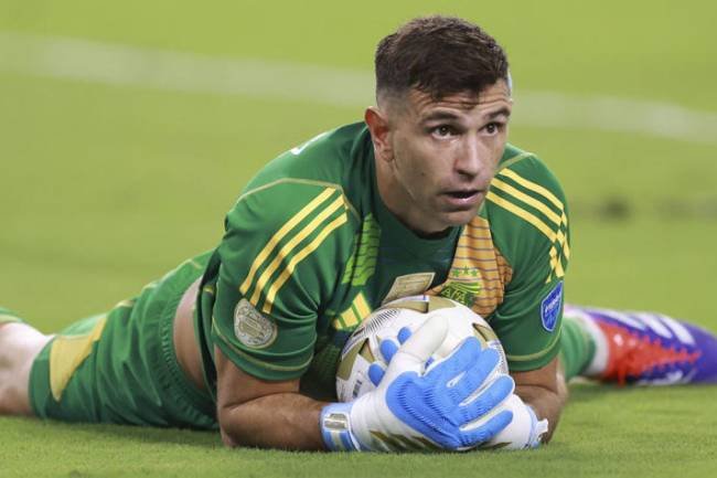 Nuevas reglas en el fútbol: se castigará a los arqueros que retengan el balón