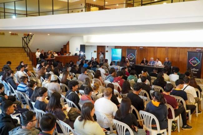 Jóvenes de Alta Gracia recibieron las tarjetas del programa PPP