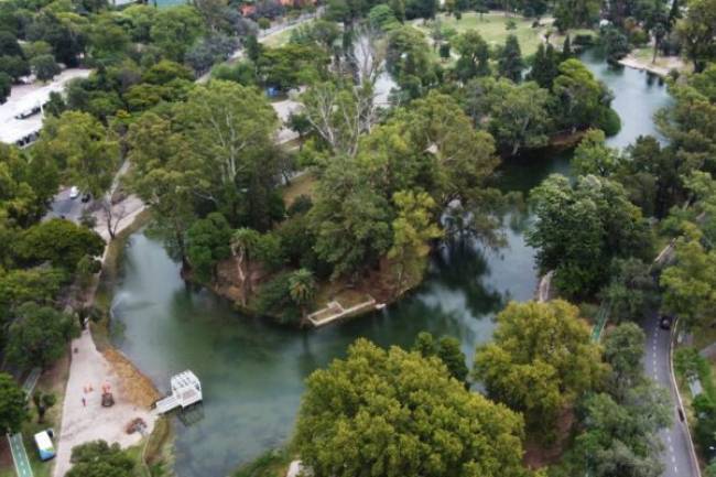 Por primera vez en su historia, desagotaron y limpiaron la laguna del Parque Sarmiento