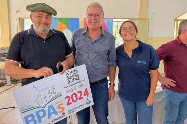 El ministro Busso entregó aportes a productores agropecuarios en Deán Funes