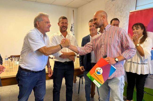 Consorcios Camineros de la Regional 11 recibieron $800 millones  del Gobierno provincial