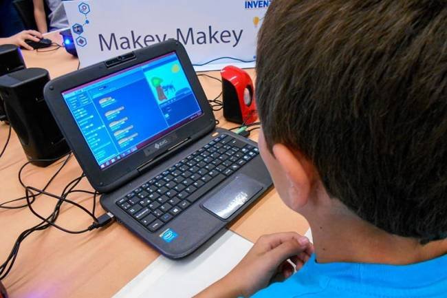 Las escuelas municipales brindarán contenidos sobre inteligencia artificial y derechos de la niñez y la adolescencia en entornos digitales