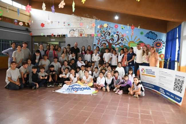 Córdoba Joven entregó insumos deportivos a una escuela primaria de Rio Tercero