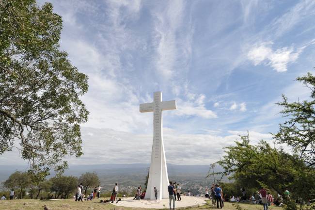 Uno de los principales íconos turísticos y religiosos de Villa Carlos Pazcumple 90 años