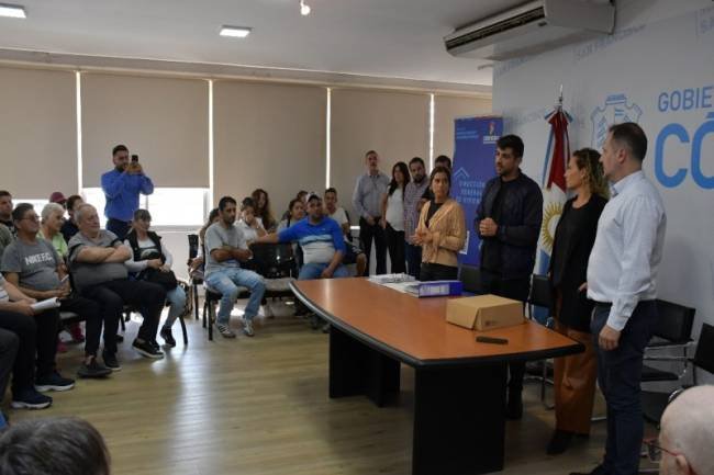 Funcionarios de la Provincia firmaron las escrituras para 26 familias de San Francisco