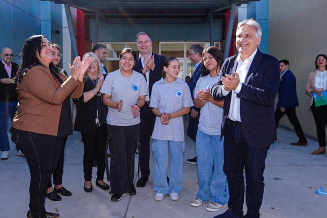 En La Carlota, el gobernador Llaryora inauguró el edificio de la escuela ProA