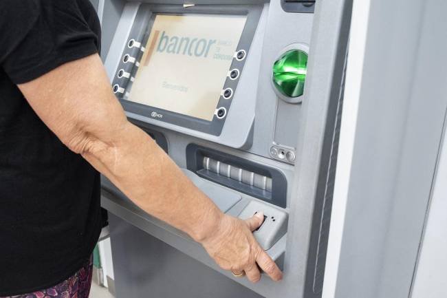 Bancos argentinos actualizan los límites de extracción en cajeros automáticos