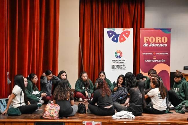 Un centenar de estudiantes cordobeses debatieron sobre prevención de adicciones en el Foro de Jóvenes 2025 de la Defensoría del Pueblo