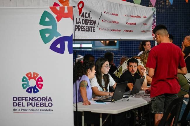“Acá, la Defen Presente” en el CPC Colón:atención personalizada en horario extendido