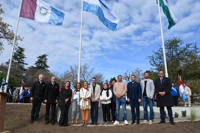 Por primera vez en La Granja se izó la bandera local