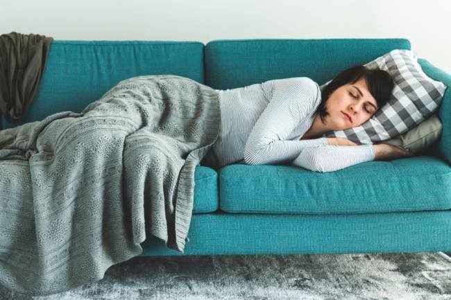 El Lado Oscuro de la Siesta: Investigación vincula el sueño irregular con riesgos de muerte