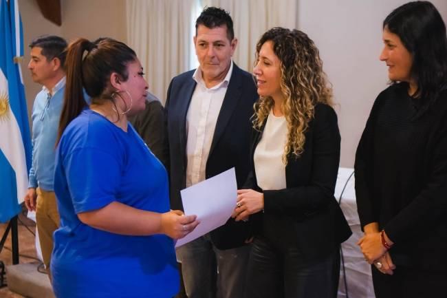 La ministra Jure entregó importantes beneficios a familias de Huerta Grande, La Falda y Villa Giardino