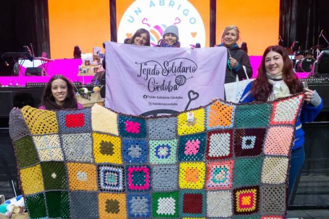 Se viene un sábado de música, humor y tejidos solidarios