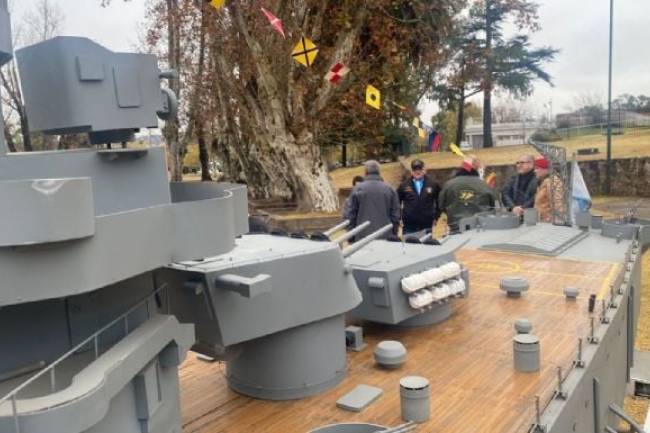 Villa Carlos Paz conmemora a los héroes del Belgrano con una réplica navegable en el Lago San Roque