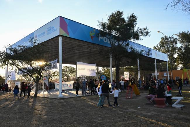 Barrio Ituzaingó ya disfruta de su nuevo polideportivo con juegos y canchas