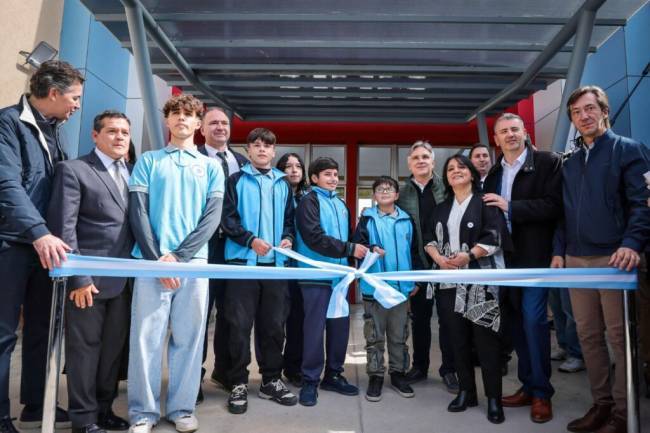 Llaryora inauguró la nueva Escuela ProA en La Falda y anunció más obras para la ciudad