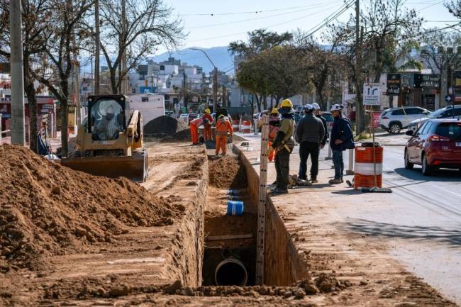 Villa Carlos Paz renueva su acueducto y mejora la infraestructura vial en Avenida Cárcano