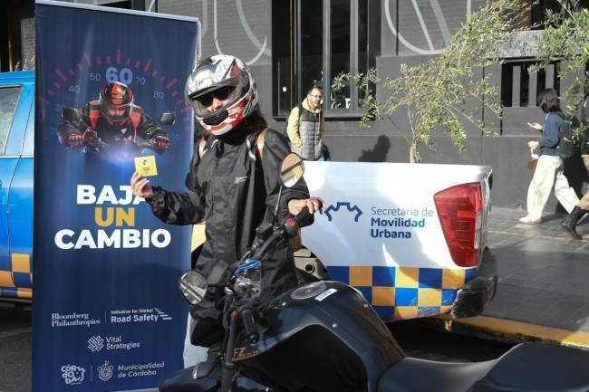 “Bajá un cambio”: con intervenciones en la vía pública, la Municipalidad concientiza sobre los excesos de velocidad