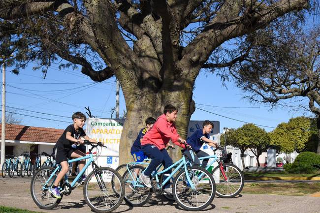 Oliva recibió 10 bicicletas recicladas por internos del Complejo Carcelario N°1 de Bouwer
