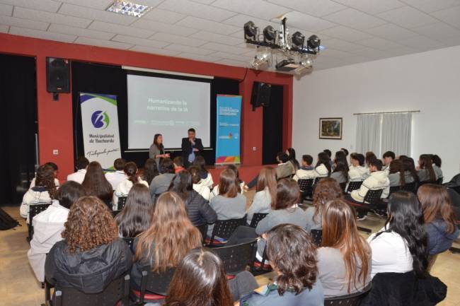 Vecinos del sur cordobés se capacitaron en inteligencia artificial y prevención de estafas